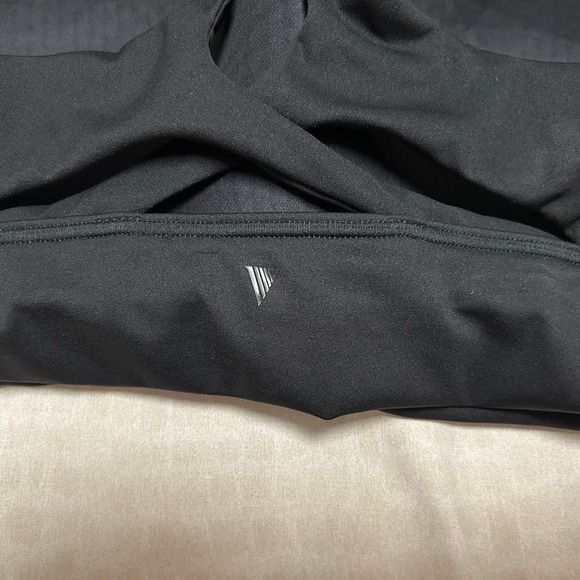 NWOT Victoria’s Secret On Point Sports Bra. Cup Size is 38DD - Picture 5 of 6